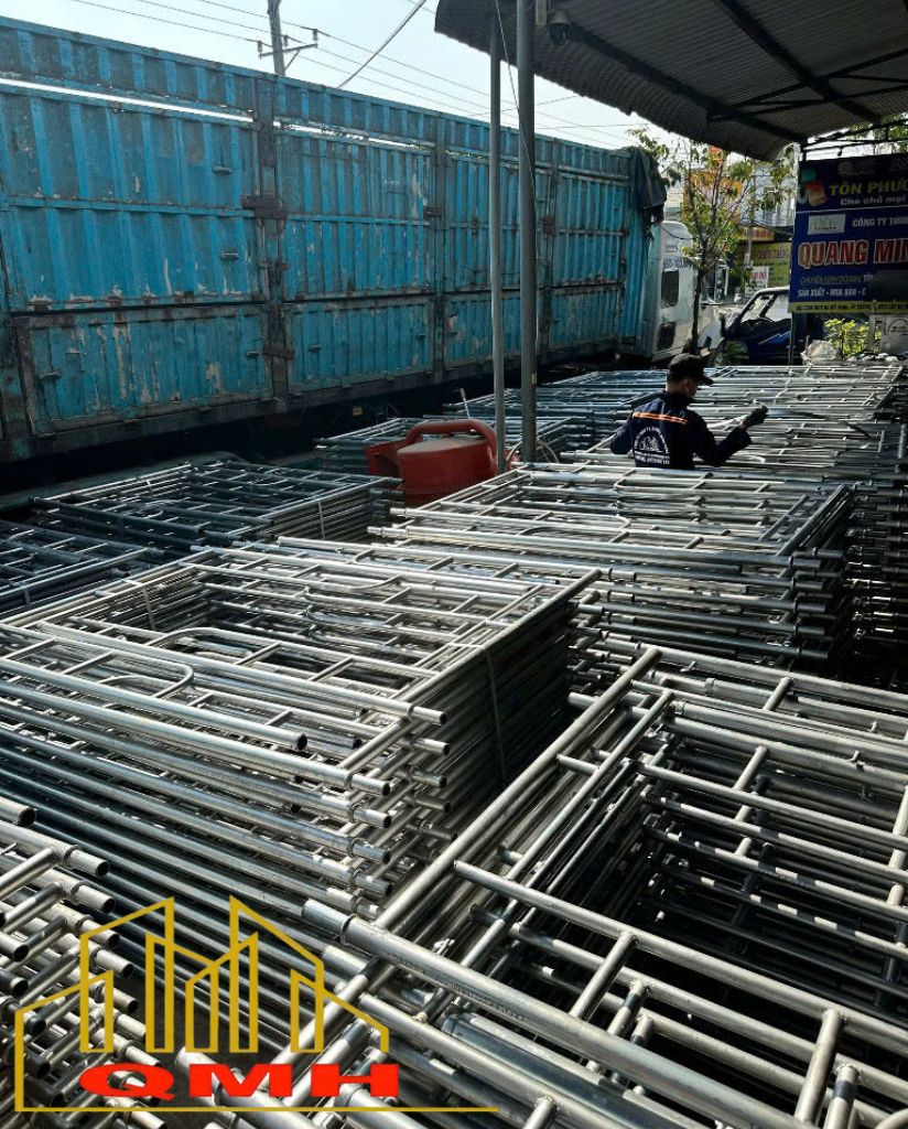 Sắp xếp giàn giáo gọn gàng chuẩn bị cho lên xe