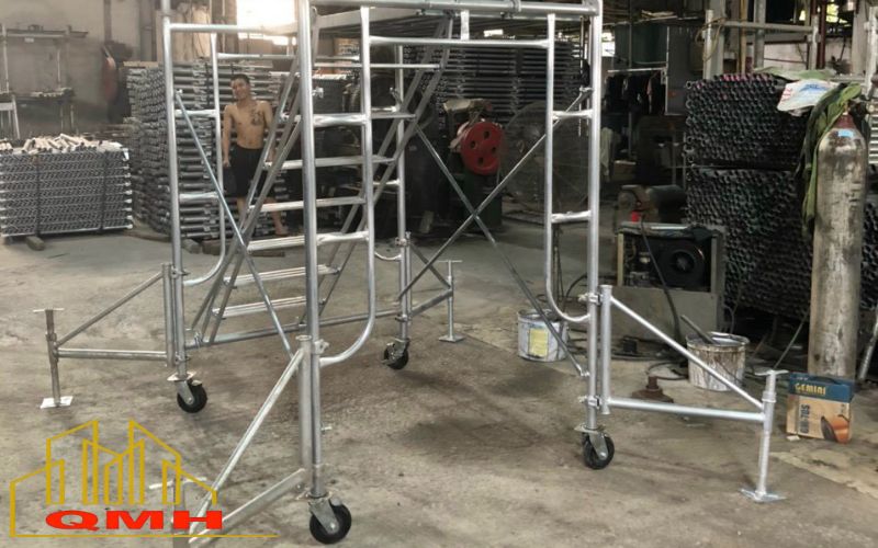 Giàn giáo di động linh hoạt nhờ bánh xe di chuyển
