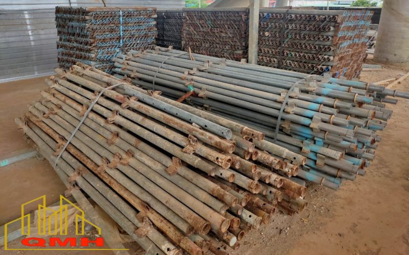 Giàn giáo nêm cũ bị gỉ sét