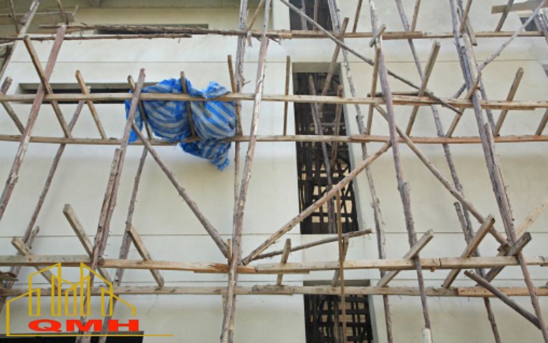 Giàn giáo tre gỗ truyền thống kém an toàn