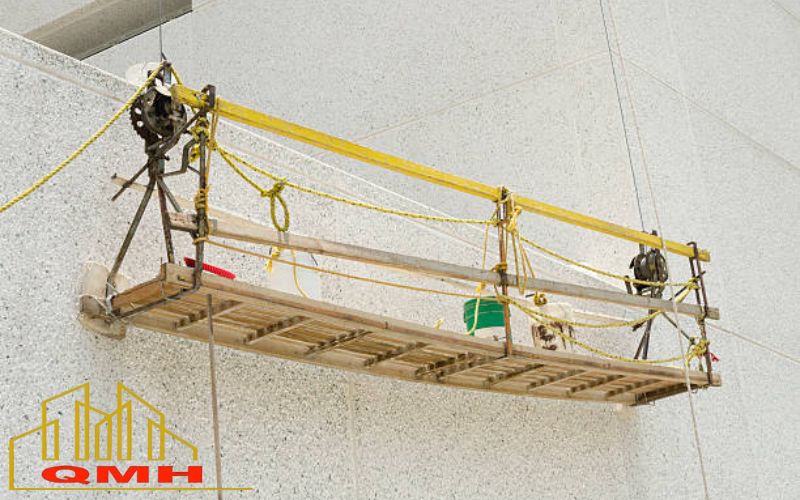Giàn giáo treo được treo từ trên cao xuống