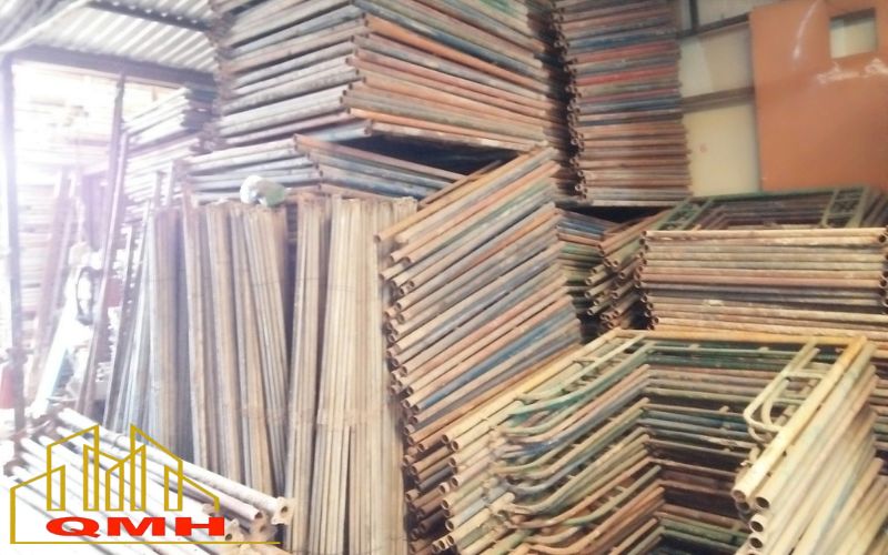 Giàn giáo xây dựng cũ bị gỉ sét không đảm bảo an toàn