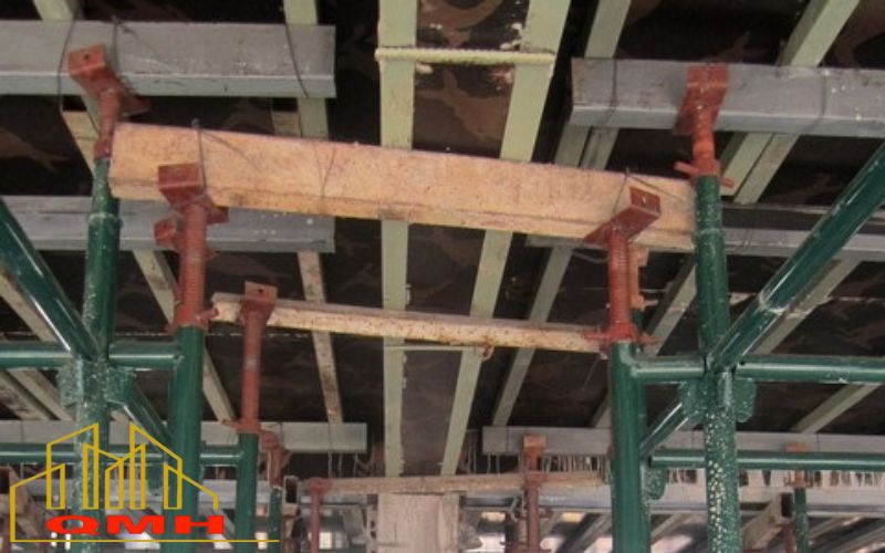 Kích tăng u sử dụng cho giàn giáo có đầu