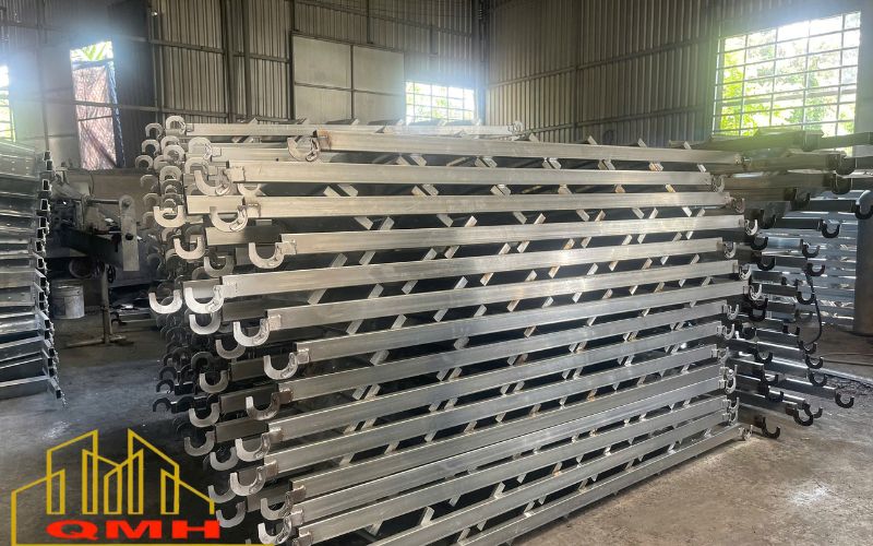 Thang giàn giáo 1.7m tại kho Quang Minh Hưng