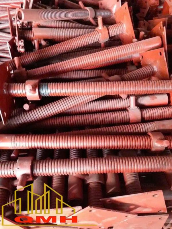 Kích chân giàn giáo tại Quang Minh Hưng